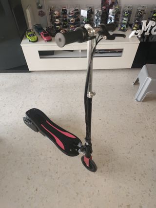 Patín eléctrico negro y rosa