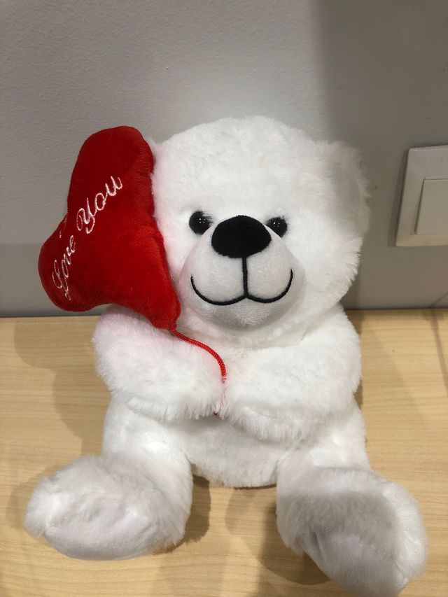 Oso de peluche blanco con corazón “I Love You”