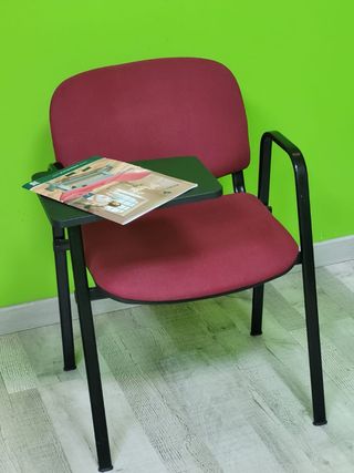 Silla con pupitre de metal