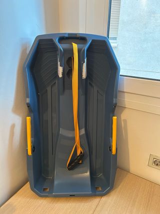 Trineo de plástico azul con asa