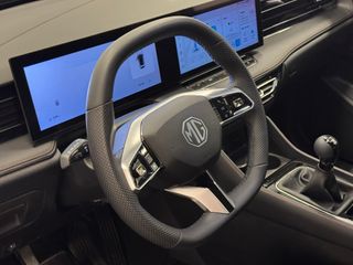 MG HS LUXURY