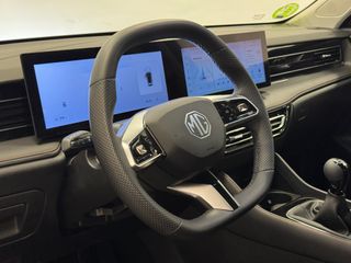 MG HS LUXURY