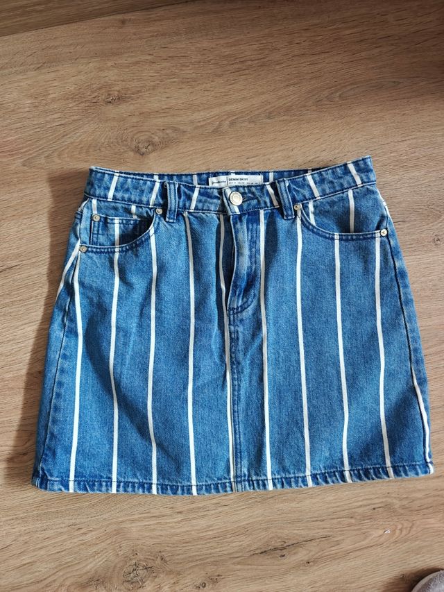 Falda azul con rayas blancas.