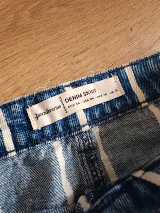 Falda azul con rayas blancas.