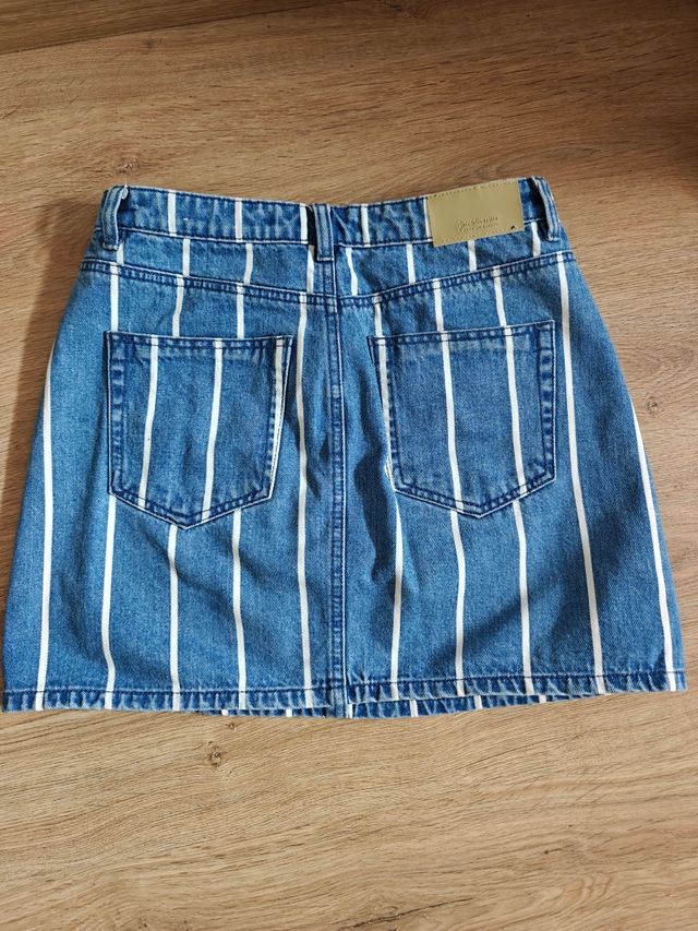 Falda azul con rayas blancas.