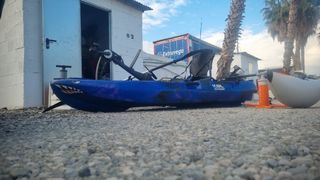 Kayak de pesca con pedal y motor