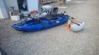 Kayak de pesca con pedal y motor
