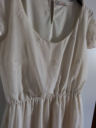 Vestido beige corto bordado