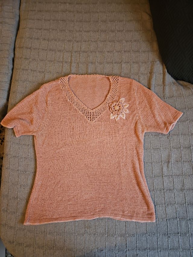 Camiseta rosa con flor
