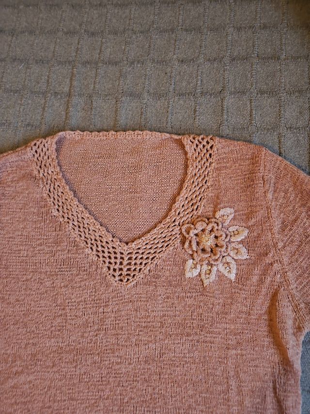 Camiseta rosa con flor