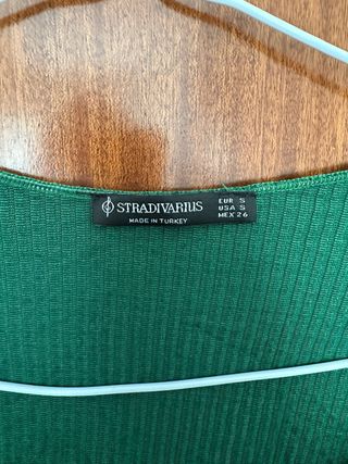 Camiseta Stradivarius verde