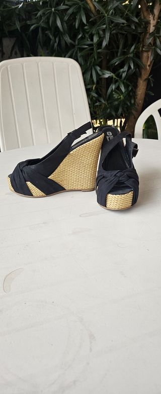 Zapatos de cuña negros y beige