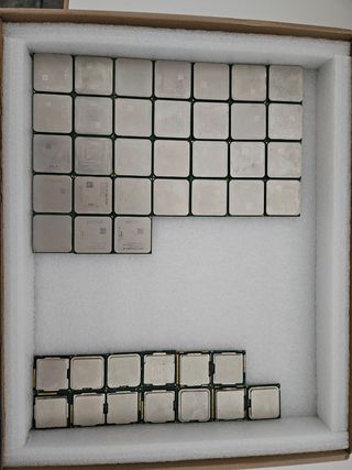 31 CPU AMD y 13 CPU Intel + 12 módulos de RAM.
