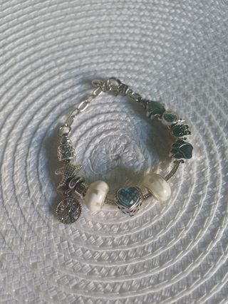 Pulsera plateada con abalorios