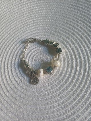 Pulsera plateada con abalorios