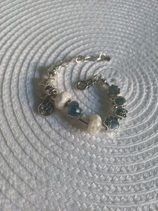 Pulsera plateada con abalorios