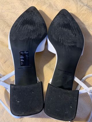 Sandalias blancas de novia con tacón 
   ‘Vagabond