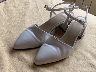 Sandalias blancas de novia con tacón 
   ‘Vagabond
