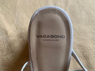 Sandalias blancas de novia con tacón 
   ‘Vagabond