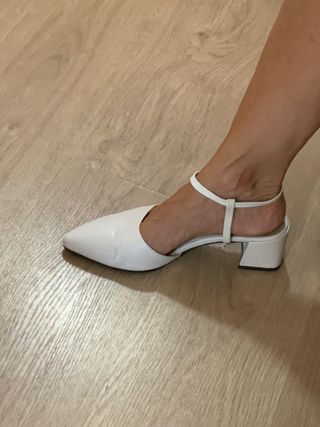 Sandalias blancas de novia con tacón 
   ‘Vagabond