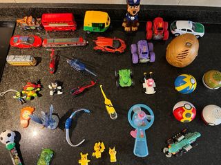 Lote de coches y figuras de juguete