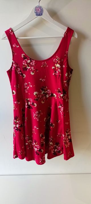 Vestido floral rojo sin mangas.