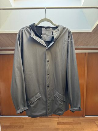 RAINS Modelo Jacket