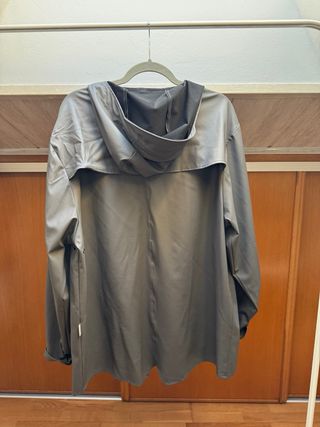 RAINS Modelo Jacket