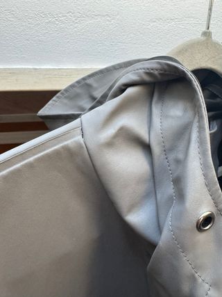 RAINS Modelo Jacket