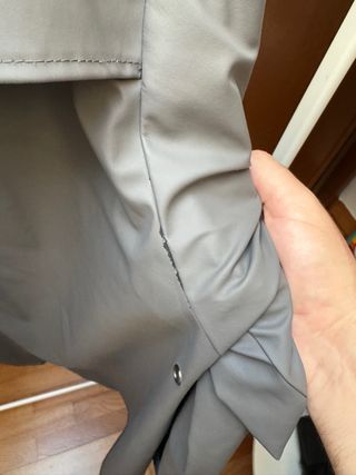 RAINS Modelo Jacket