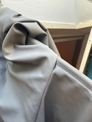 RAINS Modelo Jacket