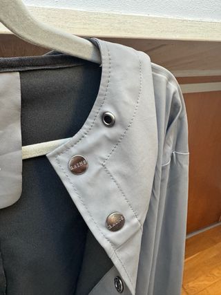 RAINS Modelo Jacket