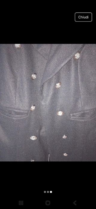 Cappotto nero doppio petto con bottoni dorati