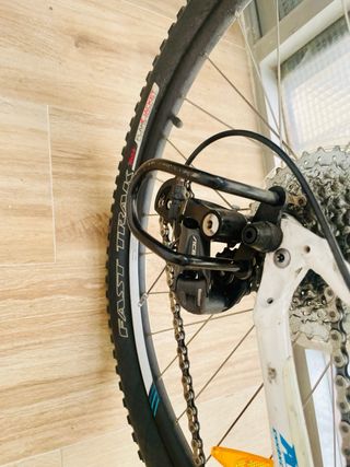 Bicicleta Specialized MTB blanca con bandas azules