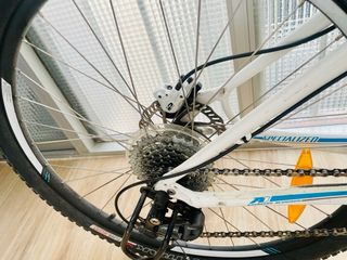 Bicicleta Specialized MTB blanca con bandas azules