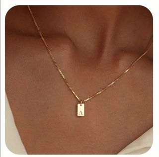 Elegante collar con dije de tu inicial de oro 14k