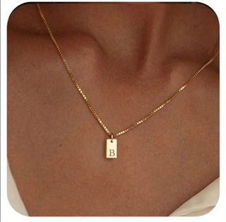 Elegante collar con dije de tu inicial de oro 14k