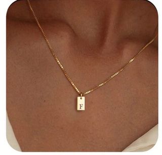 Elegante collar con dije de tu inicial de oro 14k