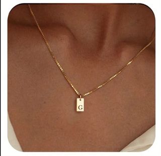 Elegante collar con dije de tu inicial de oro 14k