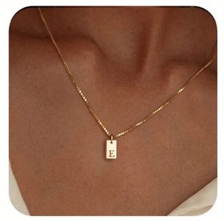 Elegante collar con dije de tu inicial de oro 14k