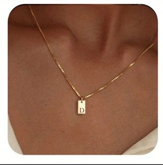 Elegante collar con dije de tu inicial de oro 14k