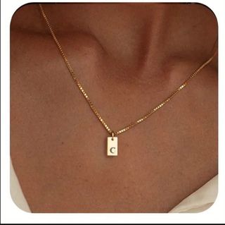 Elegante collar con dije de tu inicial de oro 14k