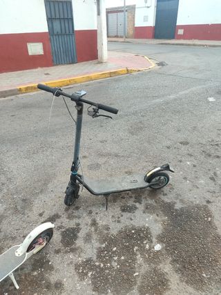 Patinete eléctrico gris e uno blanco