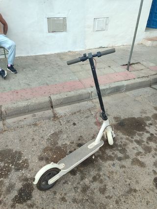 Patinete eléctrico gris e uno blanco