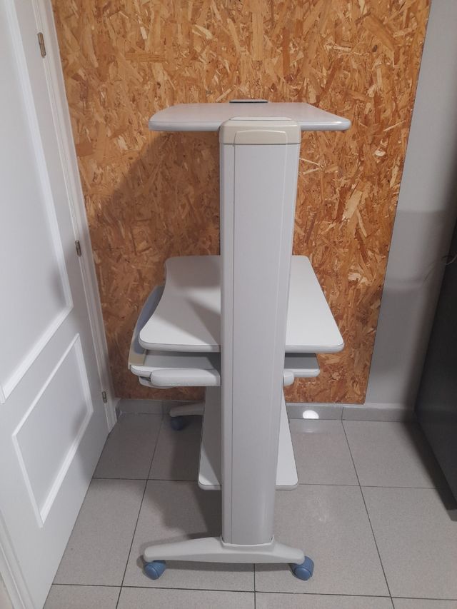 Mesa escritorio ordenador Actiu con ruedas