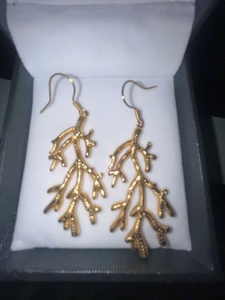 Pendientes dorados estilo coral