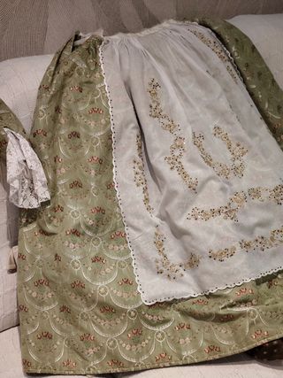 Traje fallera  tradicional.