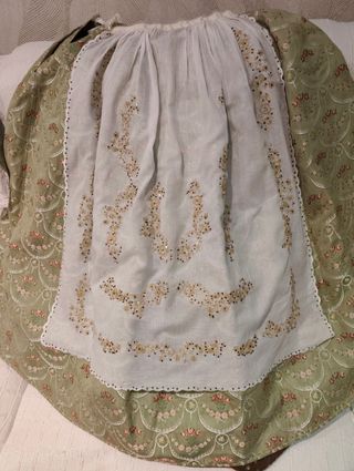 Traje fallera  tradicional.
