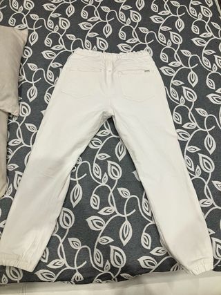 Pantalón vaquero blanco Pull&Bear desgarrado