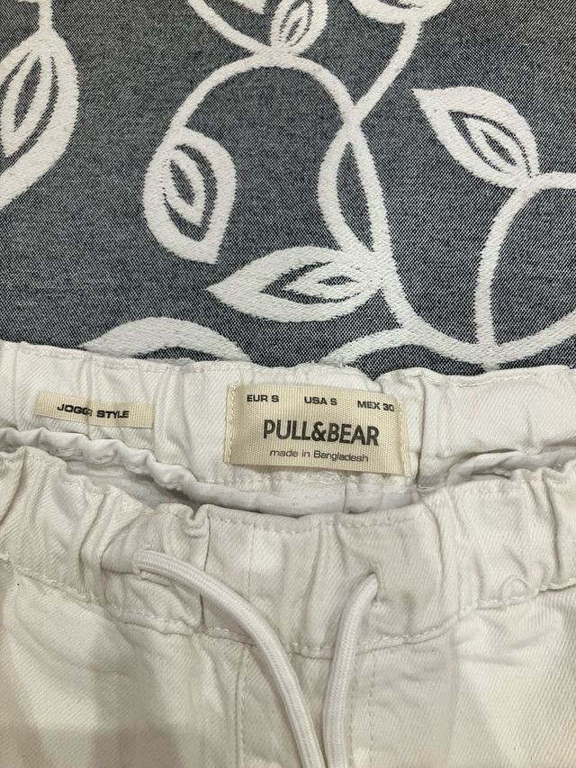 Pantalón vaquero blanco Pull&Bear desgarrado